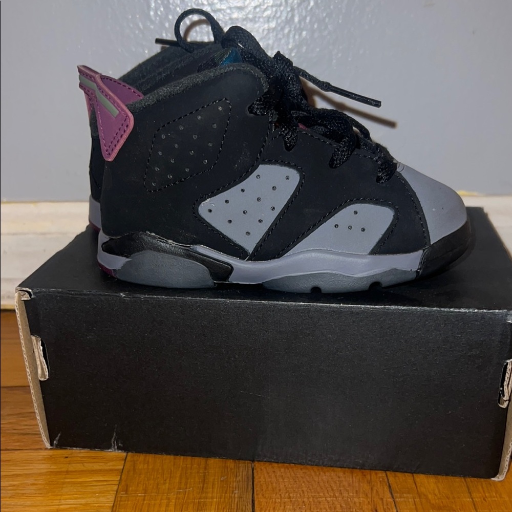 *Preloved* Jordan Black and Gray Sneakers with Signature Design(Box included)